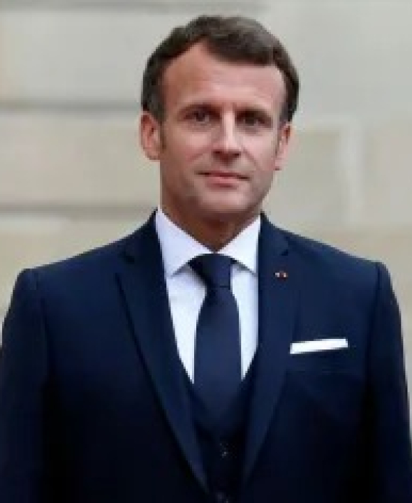 Brigitte Macron é flagrada chamando ativistas femininas de ‘vadias nojentas’ enquanto defendia um comediante; ASSISTA