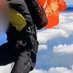 DESESPERO NAS ALTURAS: Paraquedas reserva é acionado por engano e paraquedista fica preso na asa do avião; ASSISTA VÍDEO