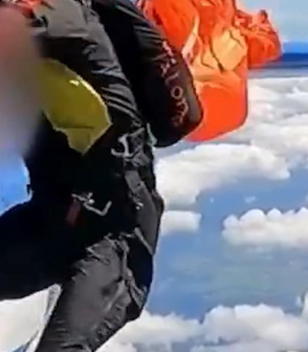 DESESPERO NAS ALTURAS: Paraquedas reserva é acionado por engano e paraquedista fica preso na asa do avião; ASSISTA VÍDEO