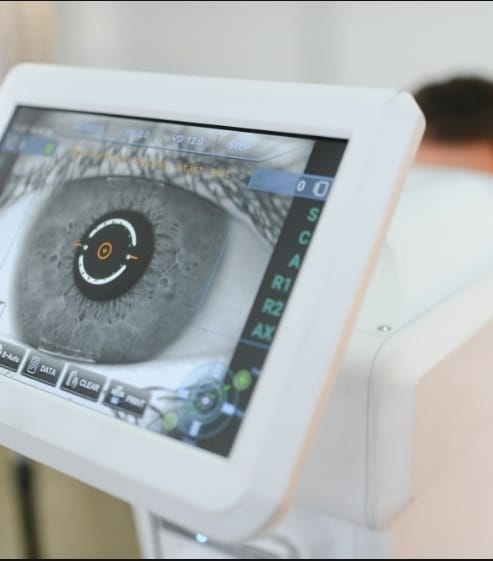 Chip em estudo restaura visão de pessoas com degeneração causada pela idade. Dispositivo que combina implante colocado embaixo da retina e óculos inteligentes devolveu parte da visão a pacientes