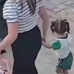 MOMENTO DE TERROR: mulheres lutam com pitbull que ataca seus filhos em entrada de escola; VEJA VÍDEO