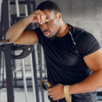 Treinar em jejum pode trazer mais riscos do que benefícios, alerta estudo de pesquisadores do Irã, do Reino Unido, dos Estados Unidos e do Brasil. Entenda e veja alimentações pré e pós- treino