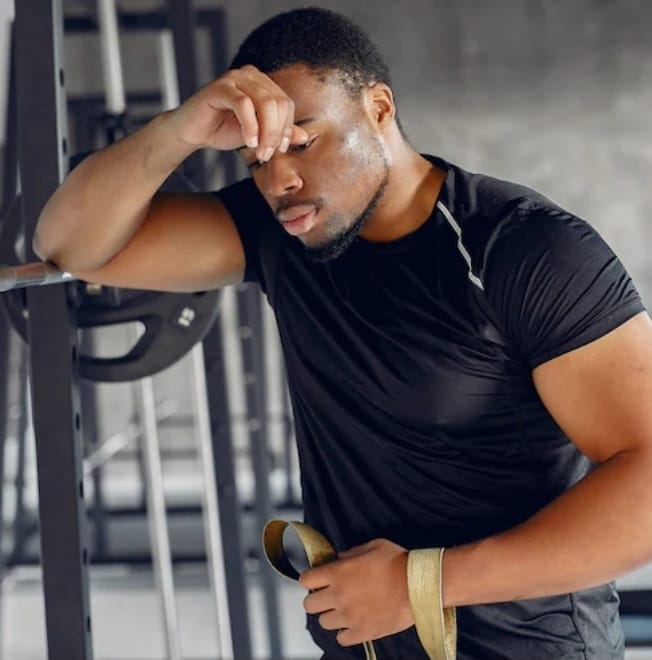 Treinar em jejum pode trazer mais riscos do que benefícios, alerta estudo de pesquisadores do Irã, do Reino Unido, dos Estados Unidos e do Brasil. Entenda e veja alimentações pré e pós- treino