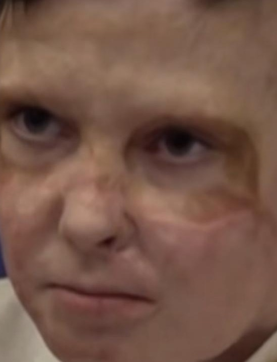 Tradutora cai no choro em depoimento de menino ucraniano a parlamento europeu; VEJA VÍDEO