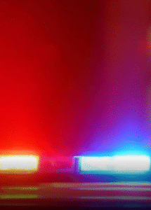 Homem usa roupas femininas e se passa por lésbicas para beijar mulheres