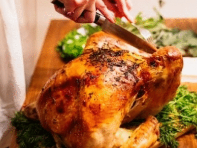 Alta de infecções no fim do ano pode estar ligada a preparos na cozinha. Maus hábitos ao manipular as carnes, especialmente aves, e falhas de higiene tornam contaminações perigosas Saiba como previnir