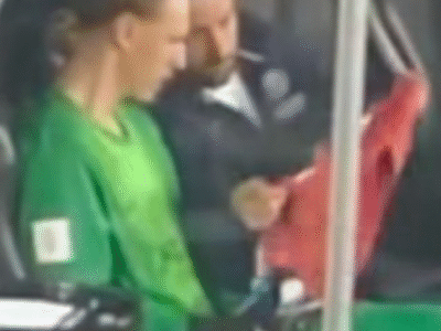 Estratégia inusitada: Goleiro do PSG usa cola com dicas dos cobradores e brilha nos pênaltis contra o flamengo; VEJA VÍDEO