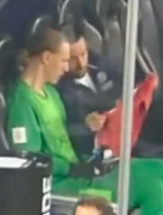 Estratégia inusitada: Goleiro do PSG usa cola com dicas dos cobradores e brilha nos pênaltis contra o flamengo; VEJA VÍDEO