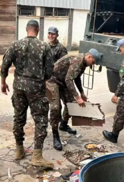Exército limpa entulhos e recolhe lixo em Juíz de Fora