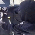 CENAS FORTES: Homem dispara com duas armas simultaneamente contra a ex-mulher dentro da pastelaria onde ela trabalha; VEJA VÍDEO