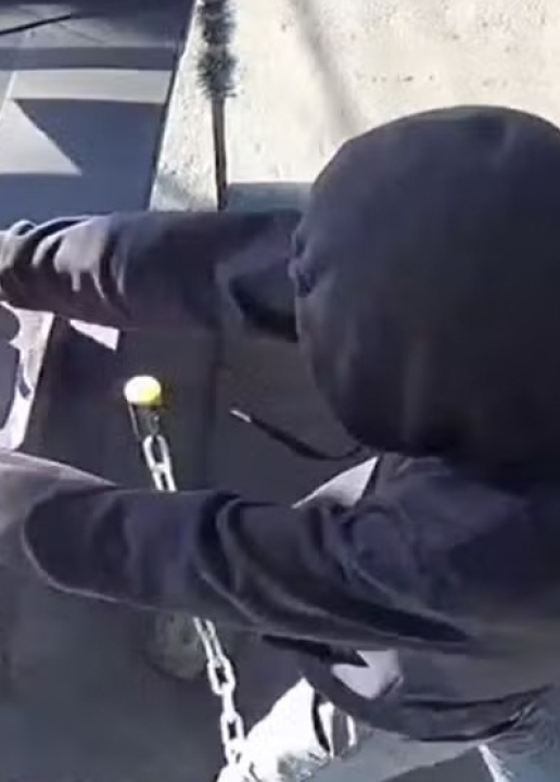 CENAS FORTES: Homem dispara com duas armas simultaneamente contra a ex-mulher dentro da pastelaria onde ela trabalha; VEJA VÍDEO