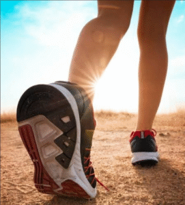 Caminhar após as refeições ajuda a diminuir o nível de açúcar no sangue, revela estudo publicado na revista “Sports Medicine”. Veja quantos minutos