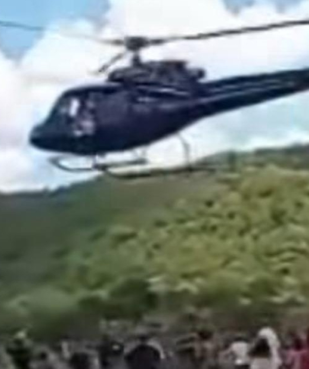 Helicóptero joga carne e multidão corre atrás em Goiânia; ASSISTA