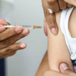 Líder do FDA associa vacinas da covid a mortes infantis e defende mudança urgente nas regras, segundo declaração