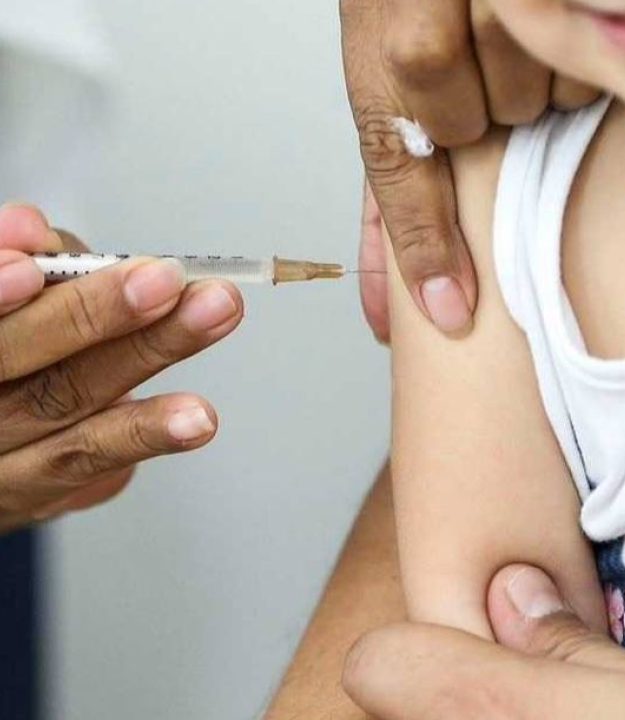 Líder do FDA associa vacinas da covid a mortes infantis e defende mudança urgente nas regras, segundo declaração