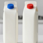 Poucos sabem por que as embalagens de leite têm tampa azul ou vermelha