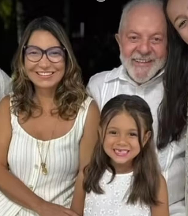 Janja posta foto do pé de Lula com Havaianas para provocar a direita; VEJA VÍDEO