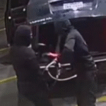 IMAGENS IMPRESSIONANTES: Ladrões arrancam caixa eletrônico com gancho preso em carro; VEJA VÍDEO