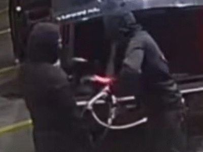 IMAGENS IMPRESSIONANTES: Ladrões arrancam caixa eletrônico com gancho preso em carro; VEJA VÍDEO