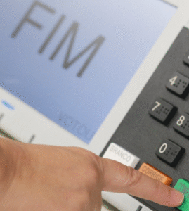 Criador da urna eletrônica é considerado foragido por Moraes