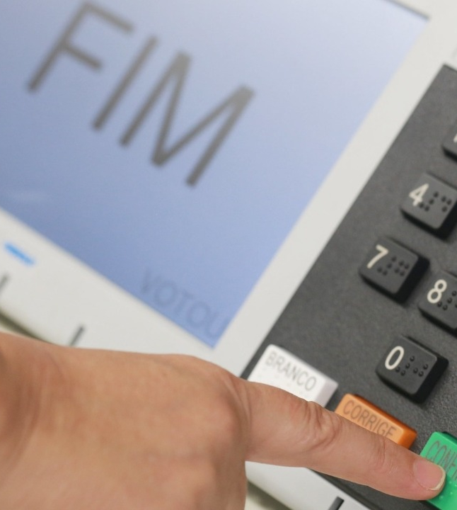 Criador da urna eletrônica é considerado foragido por Moraes