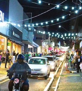 Horário de funcionamento das lojas é diferente em dezembro, diz Acim. A partir desta sexta-feira, dia 05, as lojas da cidade começam o período em que abrirão todos os dias à noite, até às 22 hs