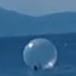 Menina de 8 anos é arrastada para o mar dentro de bolha inflável; VEJA VÍDEO