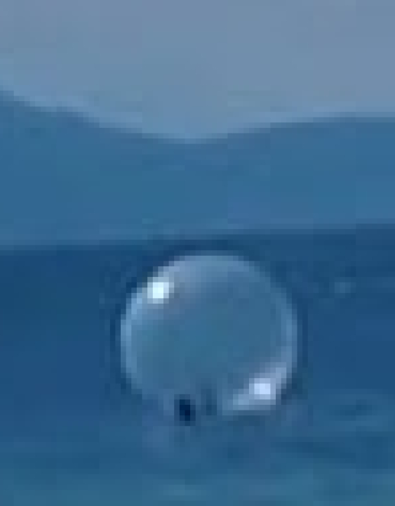 Menina de 8 anos é arrastada para o mar dentro de bolha inflável; VEJA VÍDEO