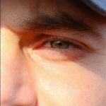 “Trend” nas redes sociais, raspar os cílios pode causar lesões nos olhos. Tendência que viralizou entre homens expõe os olhos a riscos de inflamações, infecções e até danos permanentes à visão