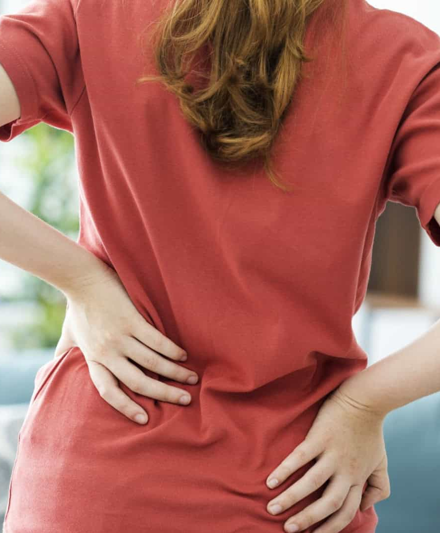 Reaprender a engatinhar pode aliviar dor lombar, aponta estudo