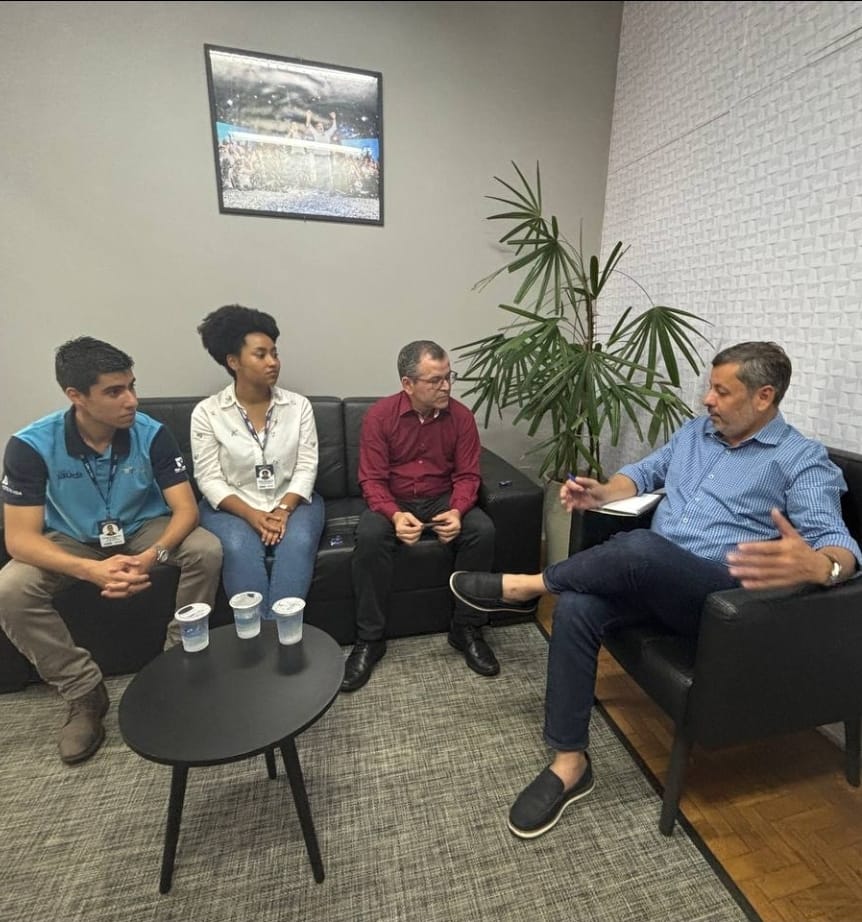 Representantes da Igreja Adventista de Rio Preto visitam a Prefeitura de Marília e apresentam o intercâmbio que faz parte das ações de um grupo de jovens que está dando orientações de saúde e vendendo livros