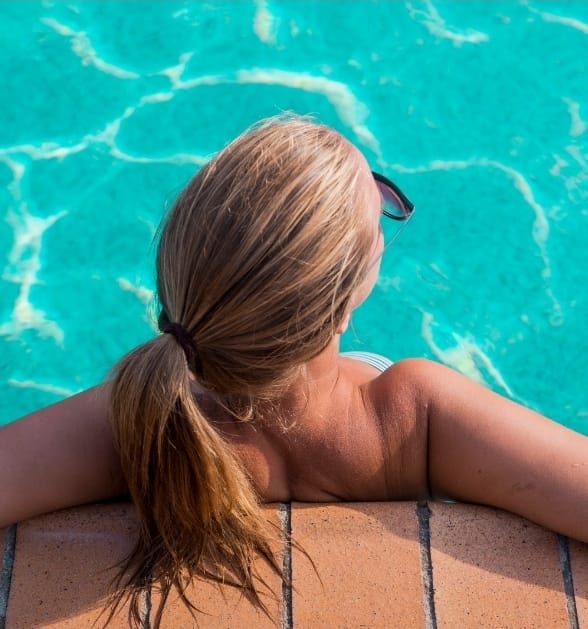 Como evitar que cabelos loiros ou claros fiquem ressecados ou esverdeados no verão. Especialista explica principais erros e o que deve ser feito