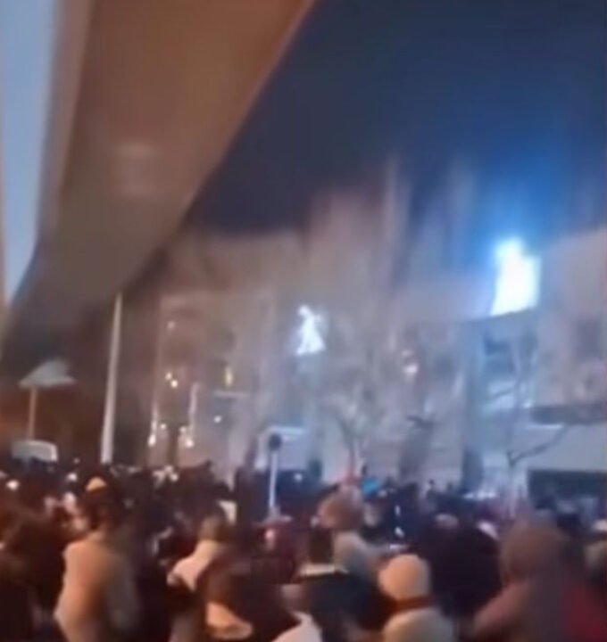 Civis iranianos que protestam contra o regime islâmico já tomaram o controle de todos os arredores de Teerã
