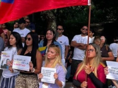 Com bandeiras e gritos de ‘liberdade’, venezuelanos em Florianópolis comemoram prisão de Maduro