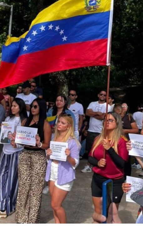 Com bandeiras e gritos de ‘liberdade’, venezuelanos em Florianópolis comemoram prisão de Maduro