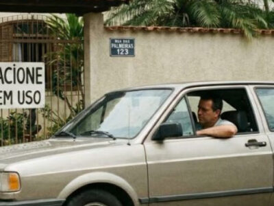 O que a lei diz sobre estacionar o carro na frente da própria garagem?