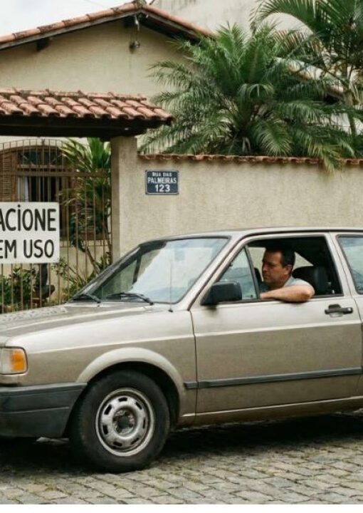 O que a lei diz sobre estacionar o carro na frente da própria garagem?