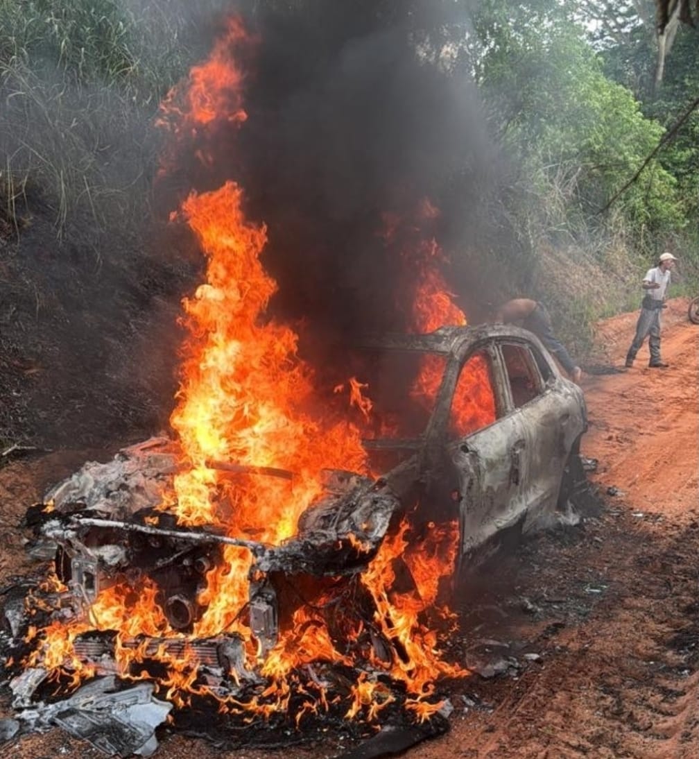 Comerciante de Marília é encontrado morto com corpo carbonizado dentro de sua Porsche, incendiada na zona rural de Pompeia. Polícias investigam o caso