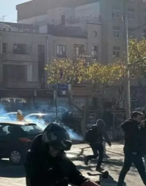 Protestos contra governo no Irã se espalham por mais de metade das províncias do país, segundo análise da BBC