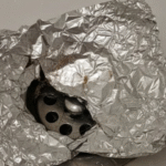 Poucos sabem o motivo para colocar papel alumínio no ralo em casa