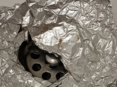 Poucos sabem o motivo para colocar papel alumínio no ralo em casa