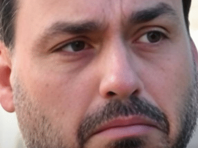 CARLOS LEVA RÁDIO DE PILHA AO PAI E AFIRMA: ‘ESTÁ CADA DIA PIOR’