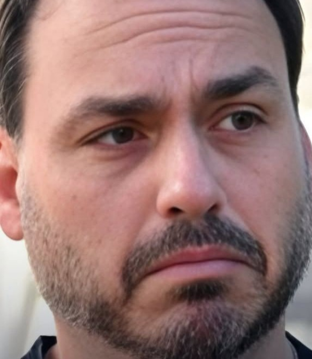 CARLOS LEVA RÁDIO DE PILHA AO PAI E AFIRMA: ‘ESTÁ CADA DIA PIOR’