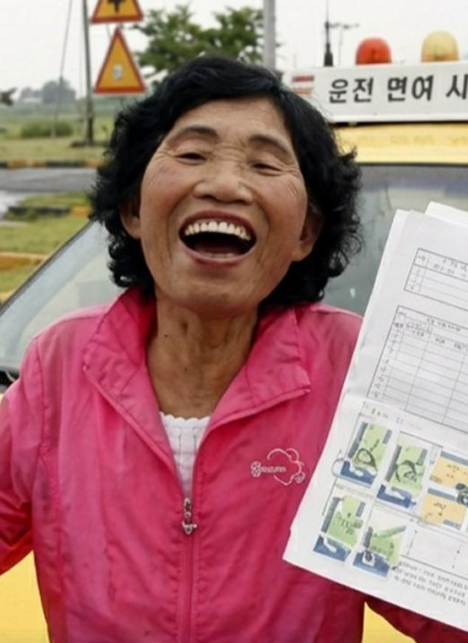 Depois de 960 tentativas, mulher finalmente passa no teste da autoescola