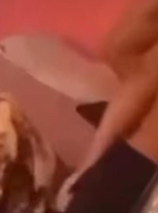 DEU RUIM: Mulher chega mais cedo do trabalho e pega amante embaixo da cama; VEJA VÍDEO