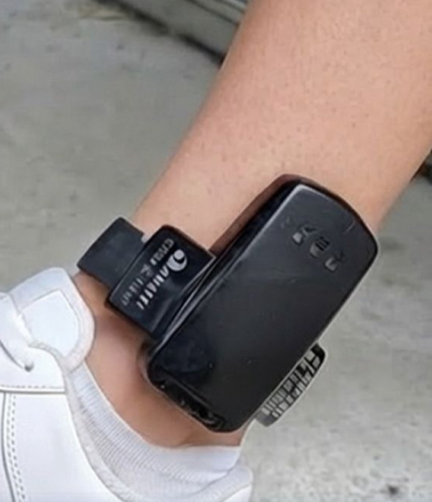 Homem é detido por usar tornozeleira eletrônica falsa com intuito de atrair mulheres.