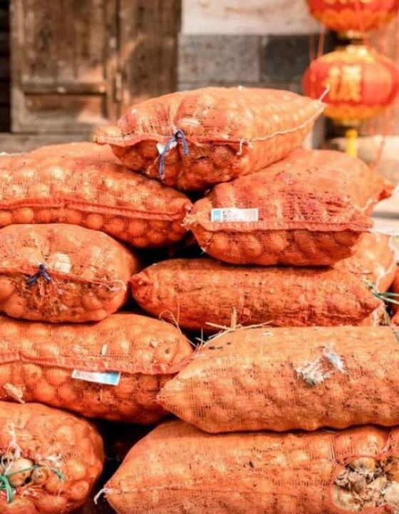 Mulher envia mais de 400 kg de cebola para fazer o ex chorar tudo o que ela chorou.