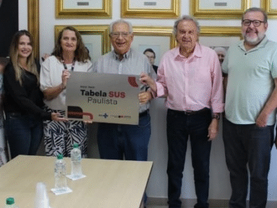 Santa Casa de Marília recebe placa em reconhecimento à participação do hospital na Tabela SUS Paulista, que visa corrigir distorções históricas, garantindo repasses mais justos às instituições filantrópicas que atendem pelo SUS
