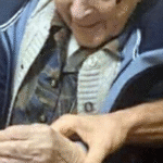 Idosa de 99 anos realiza sonho de ser presa e diz: ‘Nunca é tarde para viver novas experiências’