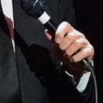 Cantor mundialmente famoso e admirado é acusado de assédio sexual e tráfico humano por ex-funcionárias; VEJA FOTO